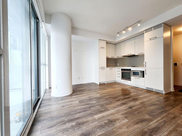 3208 - 87 Peter Street