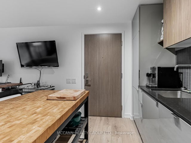 332 - 161 Roehampton Avenue