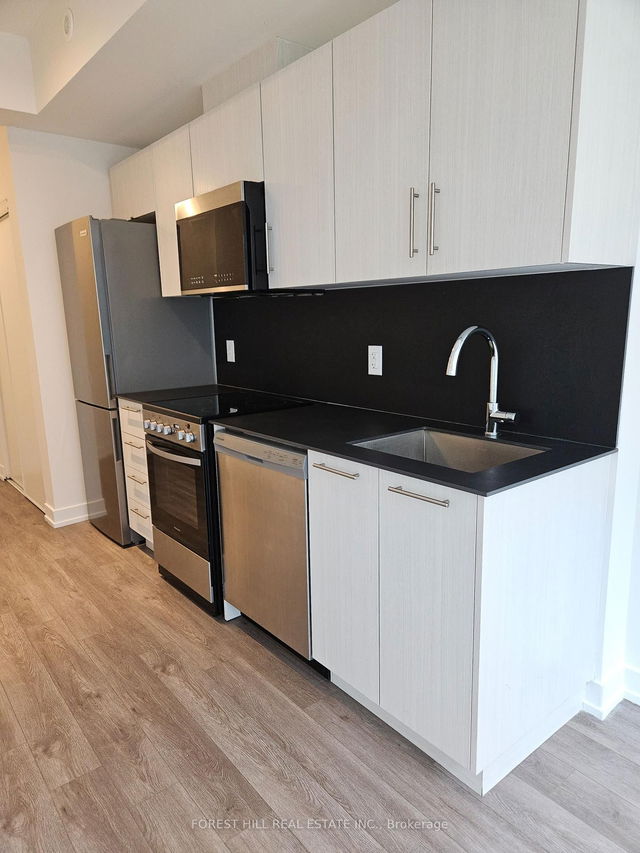 TH16 - 871 Sheppard Avenue