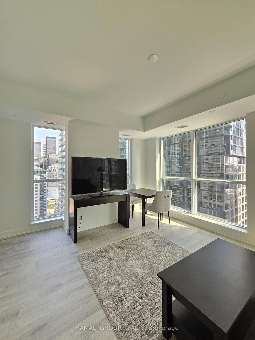 2102 - 327 King Street W 5