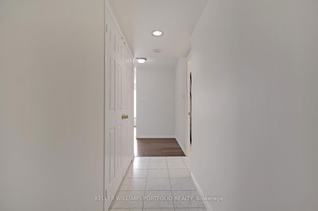 1401 - 887 Bay Street