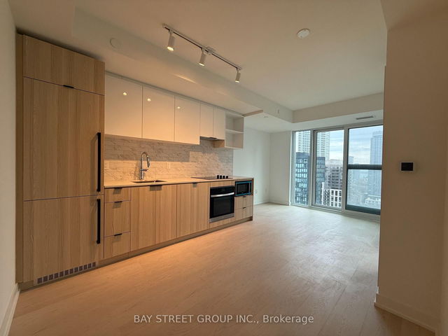2812 - 252 Church Street