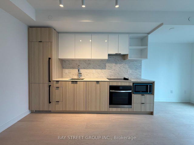 2812 - 252 Church Street