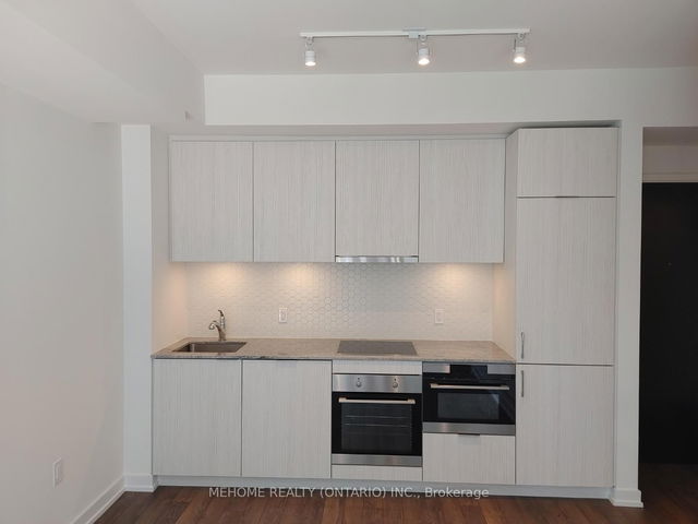 1516 - 158 Front Street