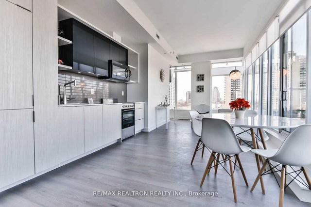 808 - 6 Parkwood Avenue