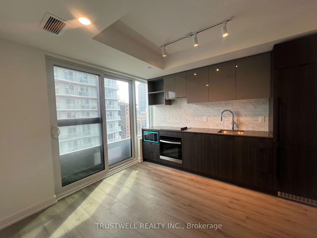 1207 - 252 Church Street