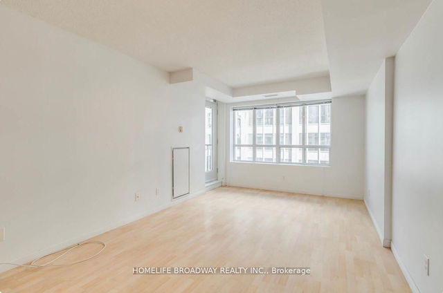 911 - 140 Simcoe Street