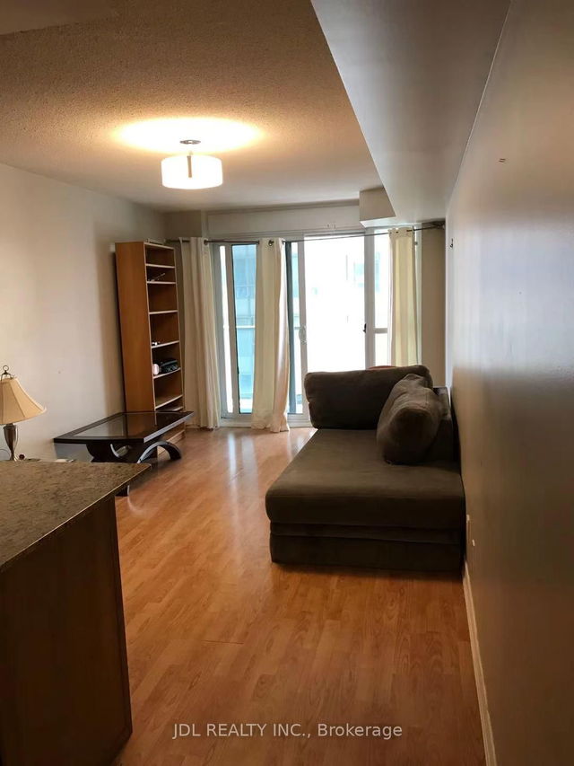 907 - 761 Bay Street