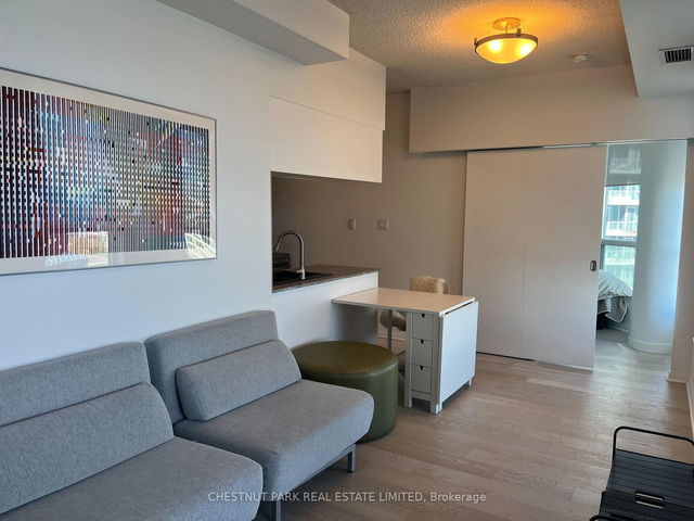1207 - 228 Queens Quay West Quay