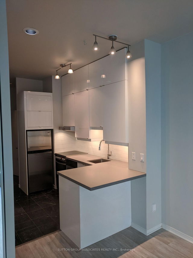 1609 - 7 King Street