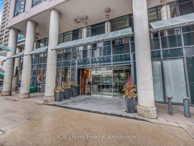 1201 - 1121 Bay Street