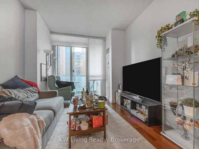 1201 - 1121 Bay Street