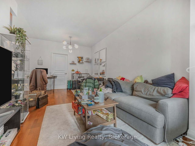 1201 - 1121 Bay Street