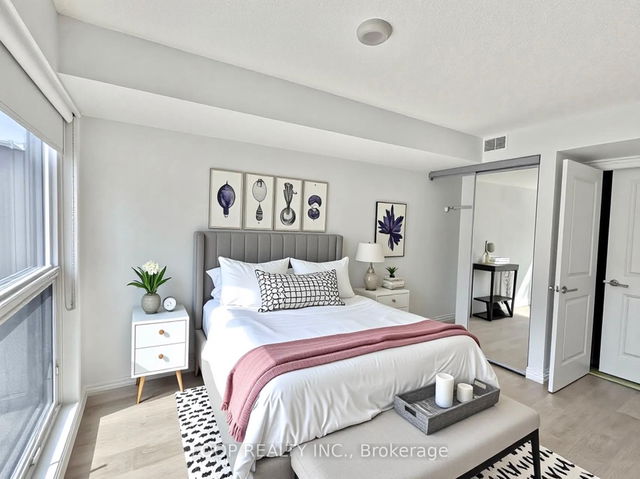 1120 - 386 Yonge Street