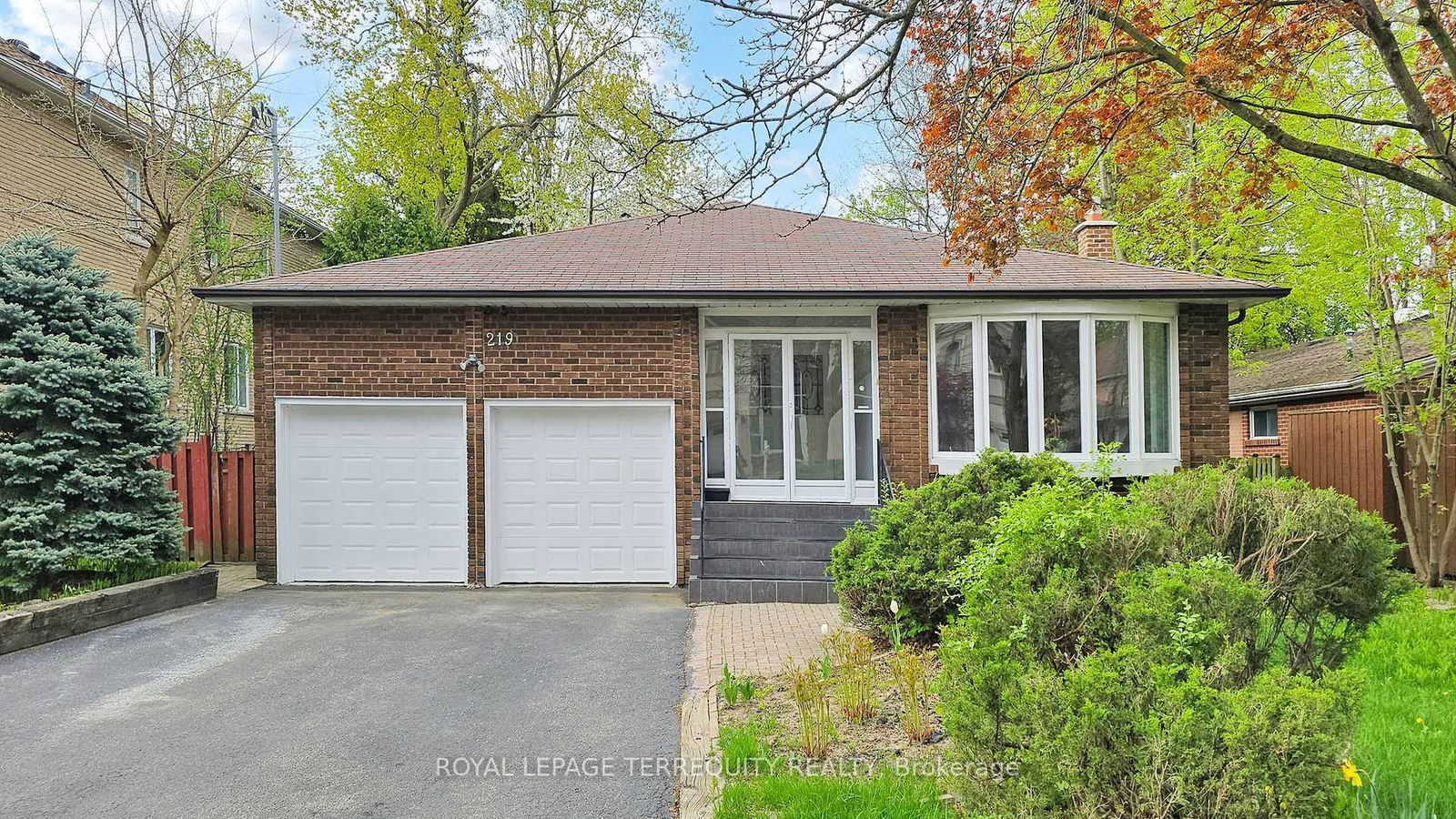 Detached House for sale at 219 Dunview Avenue, Toronto, Willowdale East, M2N 4H9 - MLS: C12132931