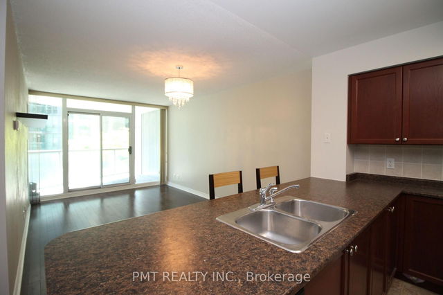 815 - 30 Grand Trunk Crescent