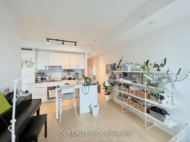 4212 - 7 Grenville Street