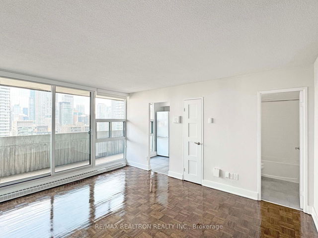 2716 - 33 Isabella Street