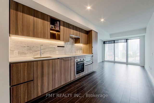 906 - 19 Bathurst Street