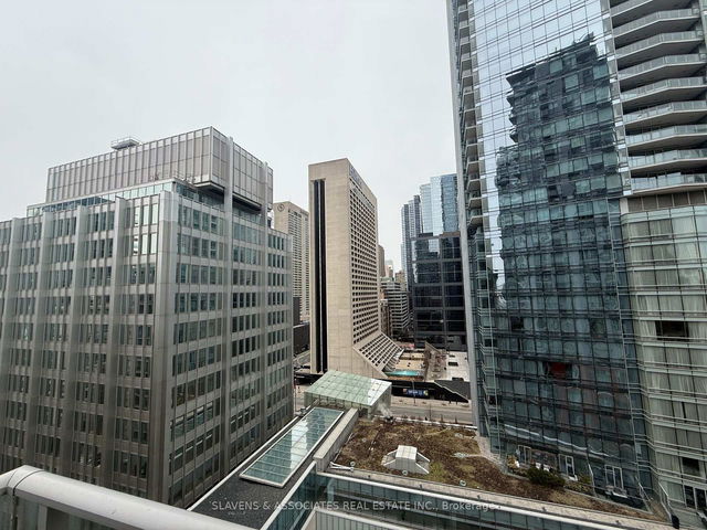 1407 - 126 Simcoe Street