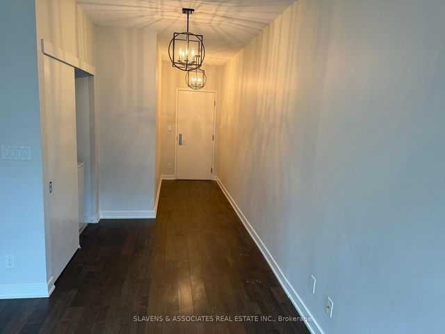 1407 - 126 Simcoe Street