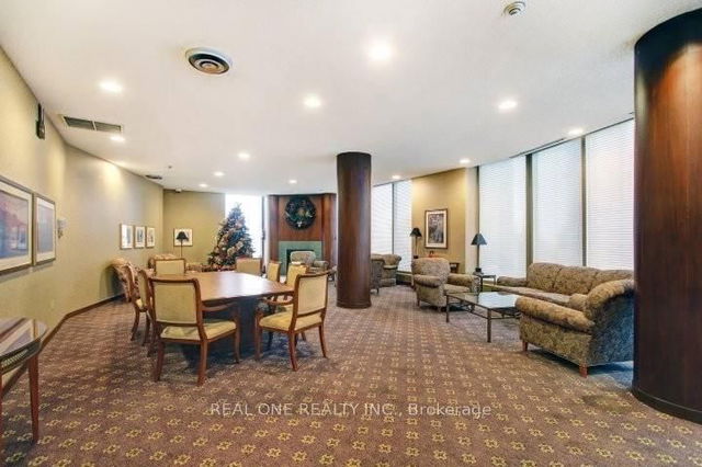 1816 - 1055 Bay Street
