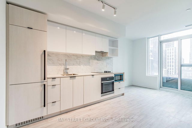 812 - 252 Church Street