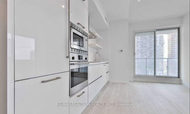 1802 - 2221 Yonge Street