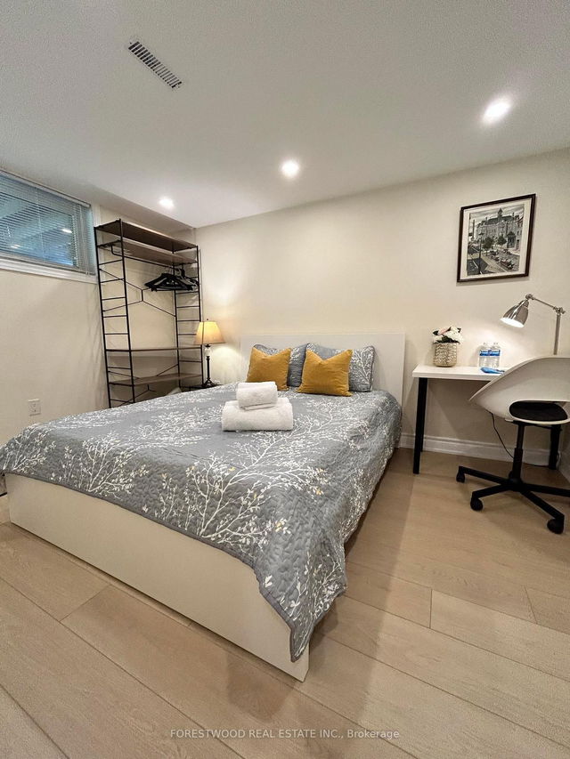 Room w/ensuite bathroom - 90 Waterloo Avenue