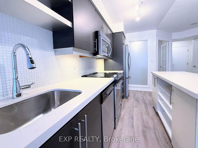 #702 - 400 Adelaide Street