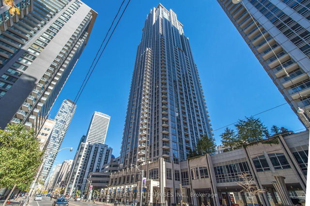 404 - 763 Bay Street