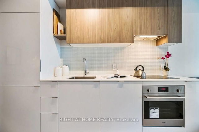 612 - 161 Roehampton Avenue