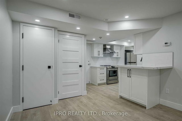1002 - 1001 Bay Street