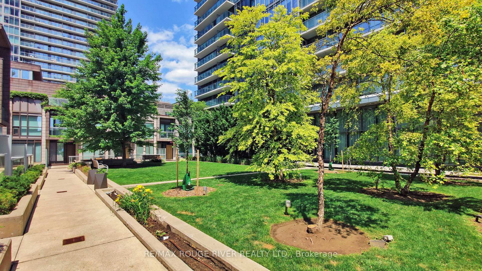 121 Mcmahon Drive, Unit TH15 - Photo 35