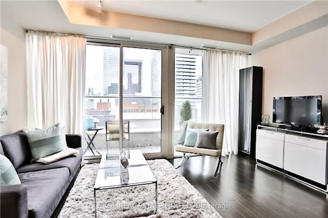 802 - 126 Simcoe Street
