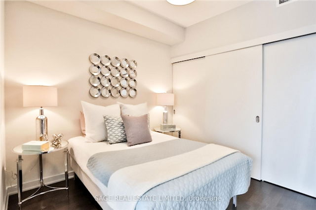 802 - 126 Simcoe Street