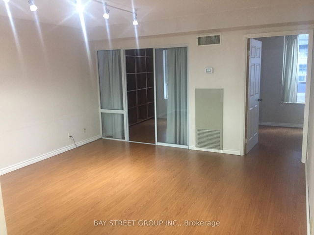 414 - 711 Bay Street