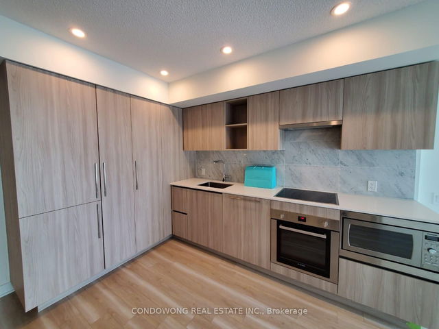 1010 - 19 Bathurst Street