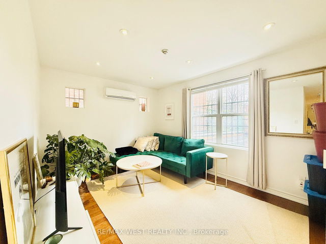 Apt B - 132 Avenue Road
