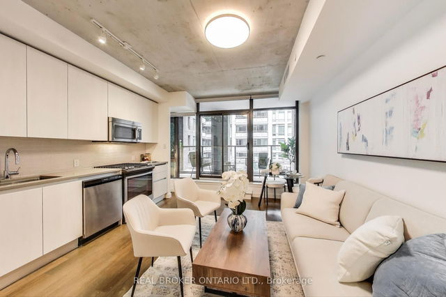 320 - 111 Bathurst Street