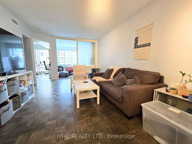 2112 - 1001 Bay Street