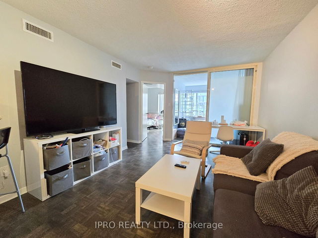 2112 - 1001 Bay Street
