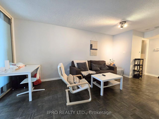 2112 - 1001 Bay Street