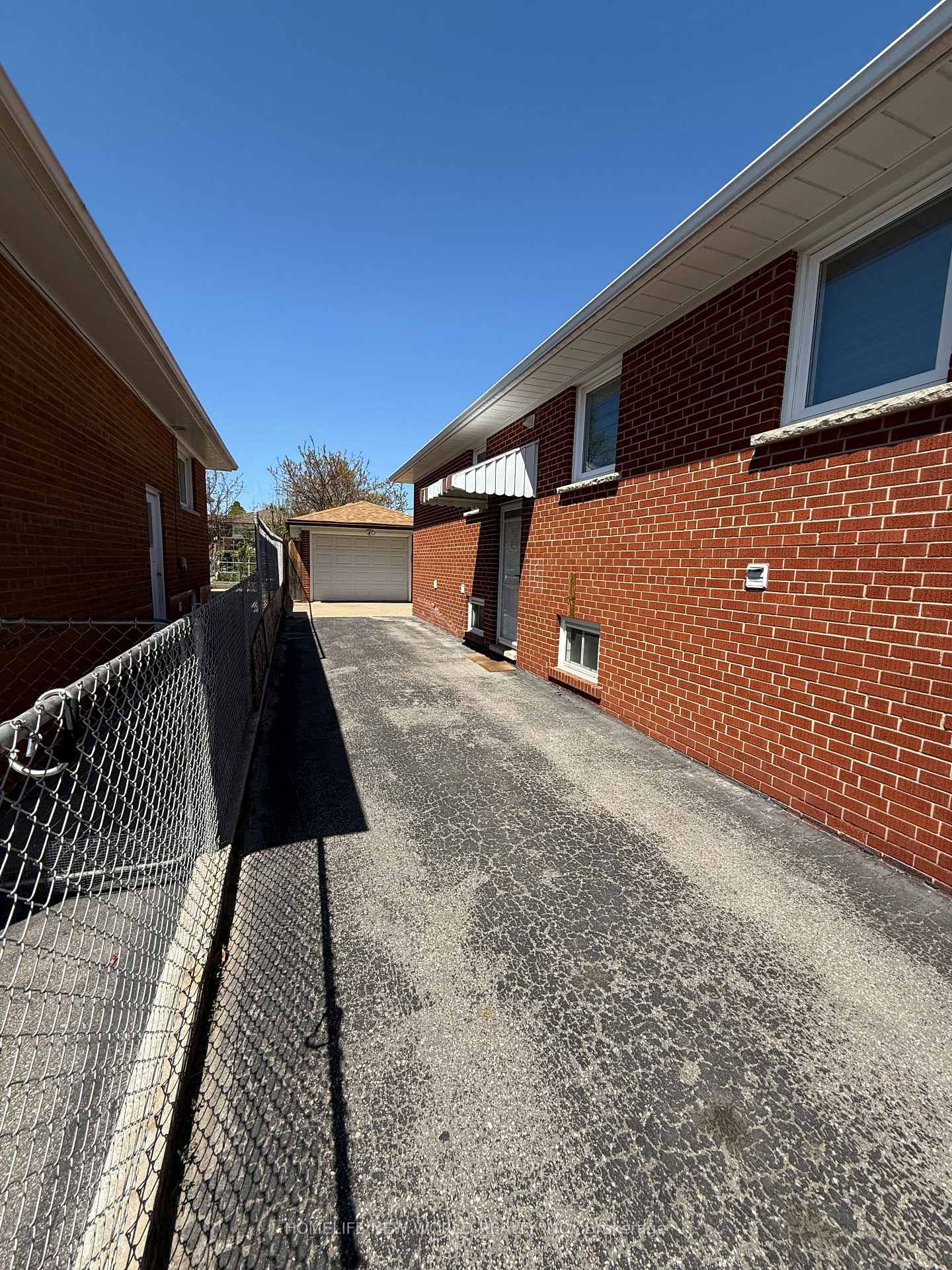 Detached House for sale at 98 Newton Drive, Toronto, Newtonbrook East, M2M 2N1 - MLS: C12146157