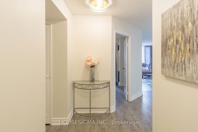 401 - 633 Bay Street