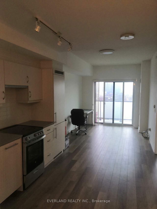 802 - 181 Huron Street