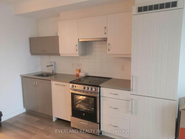 802 - 181 Huron Street