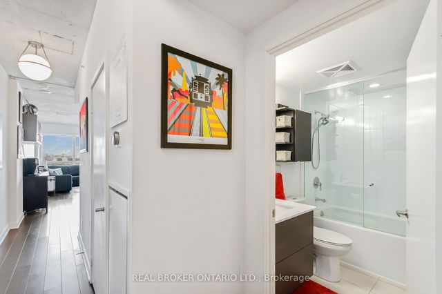 1407 - 210 Simcoe Street