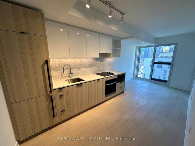 1105 - 252 Church Street