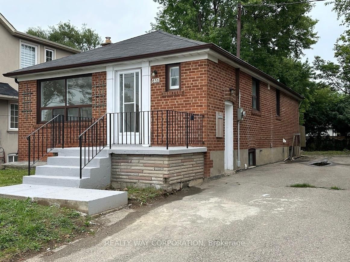 Detached House for lease at 633 Sheppard Avenue, Toronto, Clanton Park, M3H 2S3 - MLS: C12149488